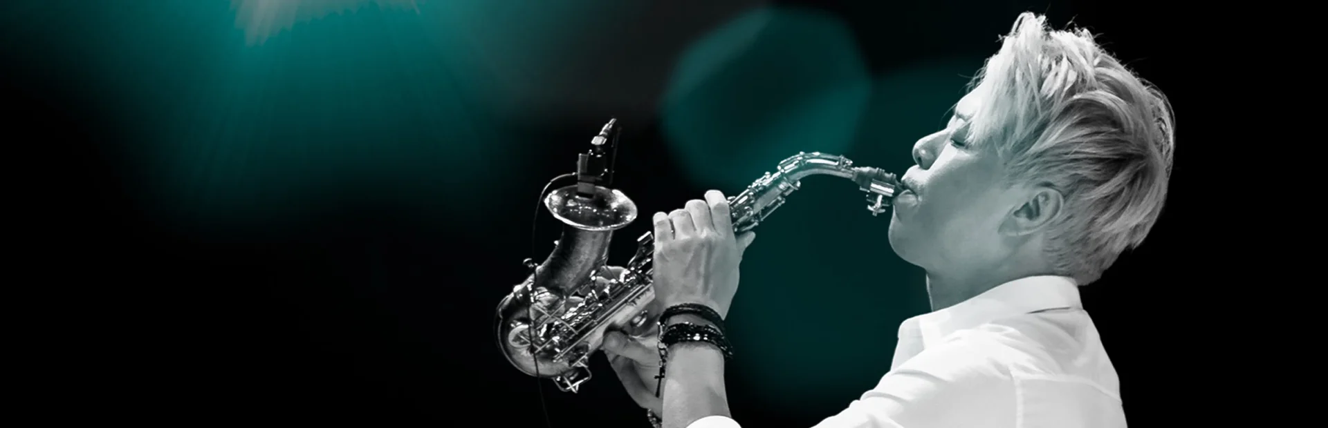 색소폰을 연주하는 SJsax